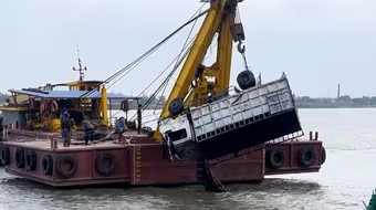 Tìm thấy thi thể phụ xe vụ ô tô trôi xuống sông khi chờ phà