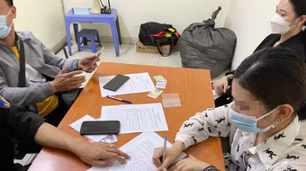 Kiểm tra taxi trong đêm, phát hiện người phụ nữ mang theo ma túy