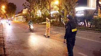 Công khai kết hợp hoá trang, 'quả đấm thép 141' chặn giữ 15 'tổ lái' trong đêm nghỉ lễ thứ hai