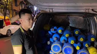 Tuần tra kiểm soát, cảnh sát 141 thu giữ nhiều bình 'khí cười'