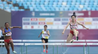 Cú nước rút thần sầu giúp Nguyễn Thị Huyền giành HCV 400m rào nữ