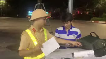 CSGT xuyên đêm xử lý xe quá tải, quá khổ