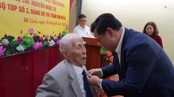 Giám đốc CATP Hà Nội thăm hỏi, tặng quà các gia đình chính sách trước thềm xuân Giáp Thìn 2024