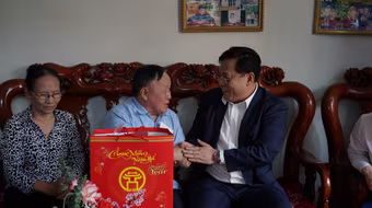 Giám đốc CATP Hà Nội thăm hỏi, tặng quà các gia đình chính sách