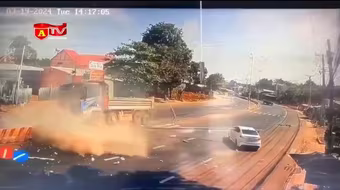 Vượt ẩu, xe ô tô tải lao thẳng vào dải phân cách