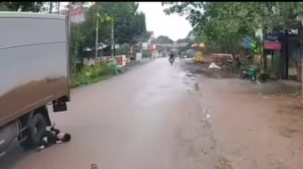 Bé trai bất ngờ lao ra đường, va chạm với xe tải