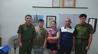 Chiến sĩ CSCĐ giúp bé trai đi lạc đoàn tụ gia đình