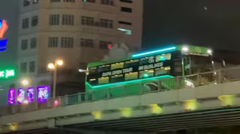 Xử phạt lái xe khách đi lùi trên cầu vượt Thái Hà