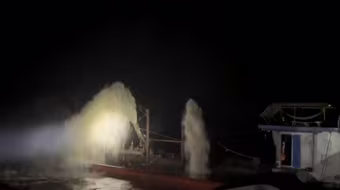 Xuyên đêm vây bắt nhóm "cát tặc" có nhiều tiền án, tiền sự trên sông Hồng