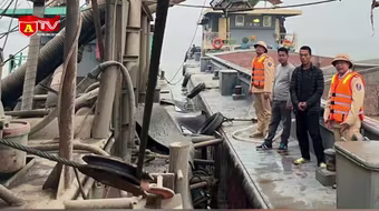 Bắt giữ vụ khai thác cát trái phép trên sông Hồng