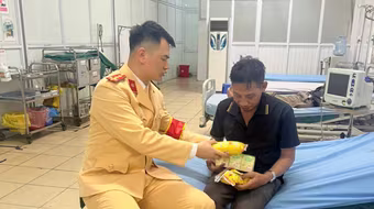 CSGT Hà Nội dùng xe đặc chủng đưa người bệnh đi cấp cứu kịp thời