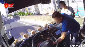 Khởi tố người đàn ông rút chìa khóa xe khách giữa đường