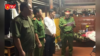 Tạm giữ lái xe Ford Ranger tông taxi và hành hung người dân 