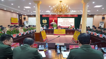 Công an Hà Nội gương mẫu, đi đầu trong chuyển đổi số