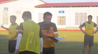 “Song” Hùng nghỉ tập, HLV Hoàng Văn Phúc luyện quân trong âu lo