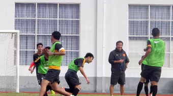 Quang Hùng, Mạnh Hùng trở lại, ông Phúc vẫn dè chừng U23 Lào