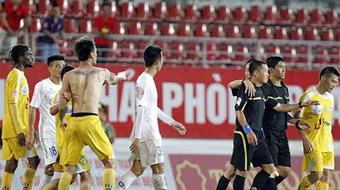 Quá khích với trọng tài, Tiến Thành và Quang Hải bị gạt khỏi ĐTVN?