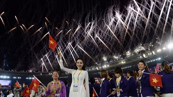 Hoa hậu Diễm Hương nổi bật trong Lễ khai mạc SEA Games 27