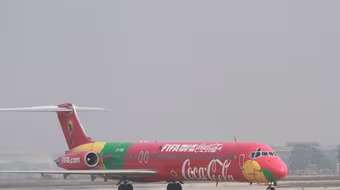 Tận mắt ngắm Cúp vàng FIFA ở Việt Nam