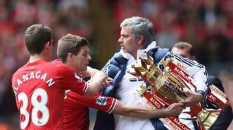 Cười ra nước mắt với ảnh chế Liverpool trượt ngã trước Chelsea