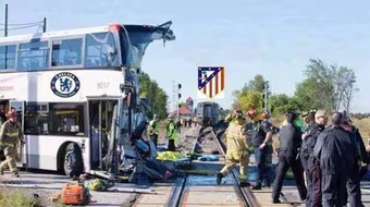 Ảnh chế: Tan tành xe buýt của Mourinho