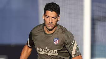 Hình ảnh lạ lẫm của Luis Suarez khi ra sân tập dưới màu áo Atletico
