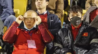 Đội trưởng Quế Ngọc Hải báo "tin dữ" cho thầy Park