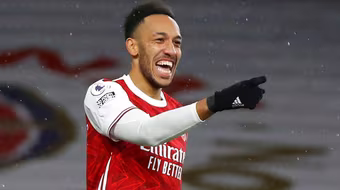 Lần đầu tiên Aubameyang biết lập hattrick cho Arsenal