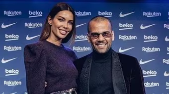 Dani Alves dẫn theo cô vợ siêu mẫu trong buổi ra mắt Barca