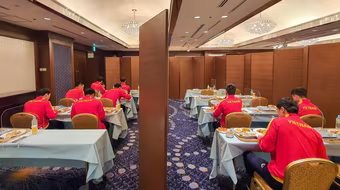 Cận cảnh phòng ăn như phòng họp của ĐT Việt Nam tại Tokyo