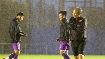 Thầy trò HLV Park co ro dưới mưa lạnh, phải nghỉ tập sớm ở Nhật Bản