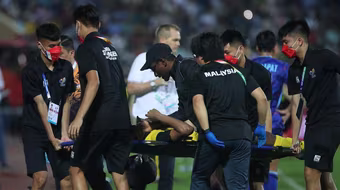 Cầu thủ U23 Malaysia phải đi cấp cứu giữa trận gặp Thái Lan