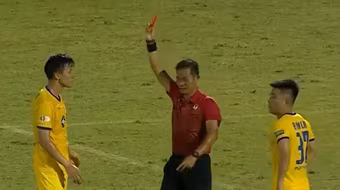 Quế Ngọc Hải nhận thẻ đỏ sau pha 'quật ngã' đối thủ gây tranh cãi