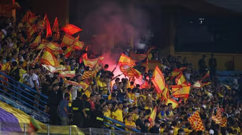 Hà Nội FC và Nam Định cùng bị phạt vì pháo sáng ở Hàng Đẫy