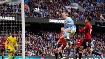 Xem Haaland bỏ lỡ khó tin trước khung thành MU