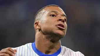 Dính cáo buộc hiếp dâm, Mbappe nói gì?