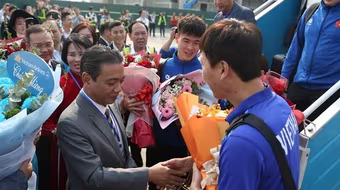 Video những khoảnh khắc đầu tiên của ĐT Việt Nam khi mang cúp vàng về nước