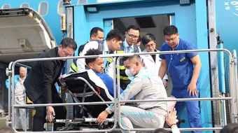 Người hùng Xuân Son xuống máy bay theo cách đặc biệt