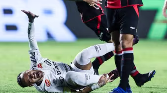 Neymar lại ôm chân đau đớn khi ra mắt Santos