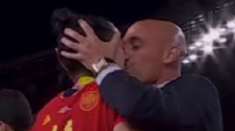 Cựu chủ tịch bóng đá Tây Ban Nha đi tù vì tấn công tình dục 