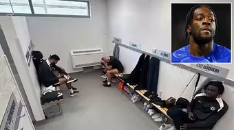 Chelsea bị 'gà nhà' phơi bày góc tối phòng thay đồ