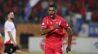 Công an Hà Nội FC bản lĩnh đánh bại CLB Công an TP HCM dù thiếu người