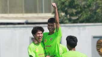 Chùm ảnh loạt trận 10h30 sáng 23-11