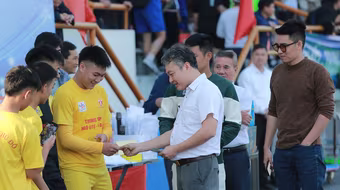 Cả đội Ngô Gia Tự được 'thưởng nóng' sau trận hay nhất từ đầu giải