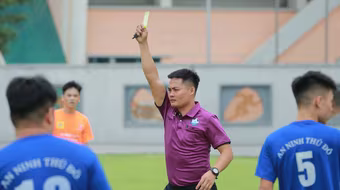 Thầy giáo cầm còi và câu chuyện giữ luật trên sân bóng học sinh