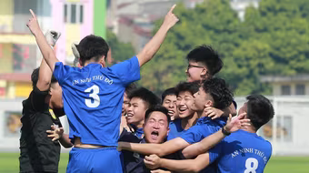 Thầy trò trường Marie Curie LB ăn mừng cảm xúc khi lần đầu vào top 32