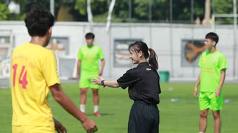 Nữ trọng tài Gen Z mang sắc màu mới tới sân bóng học sinh Hà Nội