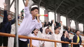 Sức nóng khán đài đẩy cảm xúc trận đấu lên đỉnh điểm