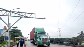 Ô tô chở quá tải trọng, che biển kiểm soát khi qua trạm cân lưu động trên quốc lộ 5 