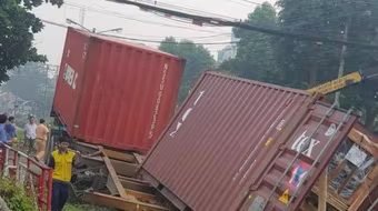 Xe container vượt đường ngang bị tàu hỏa đâm đứt rời